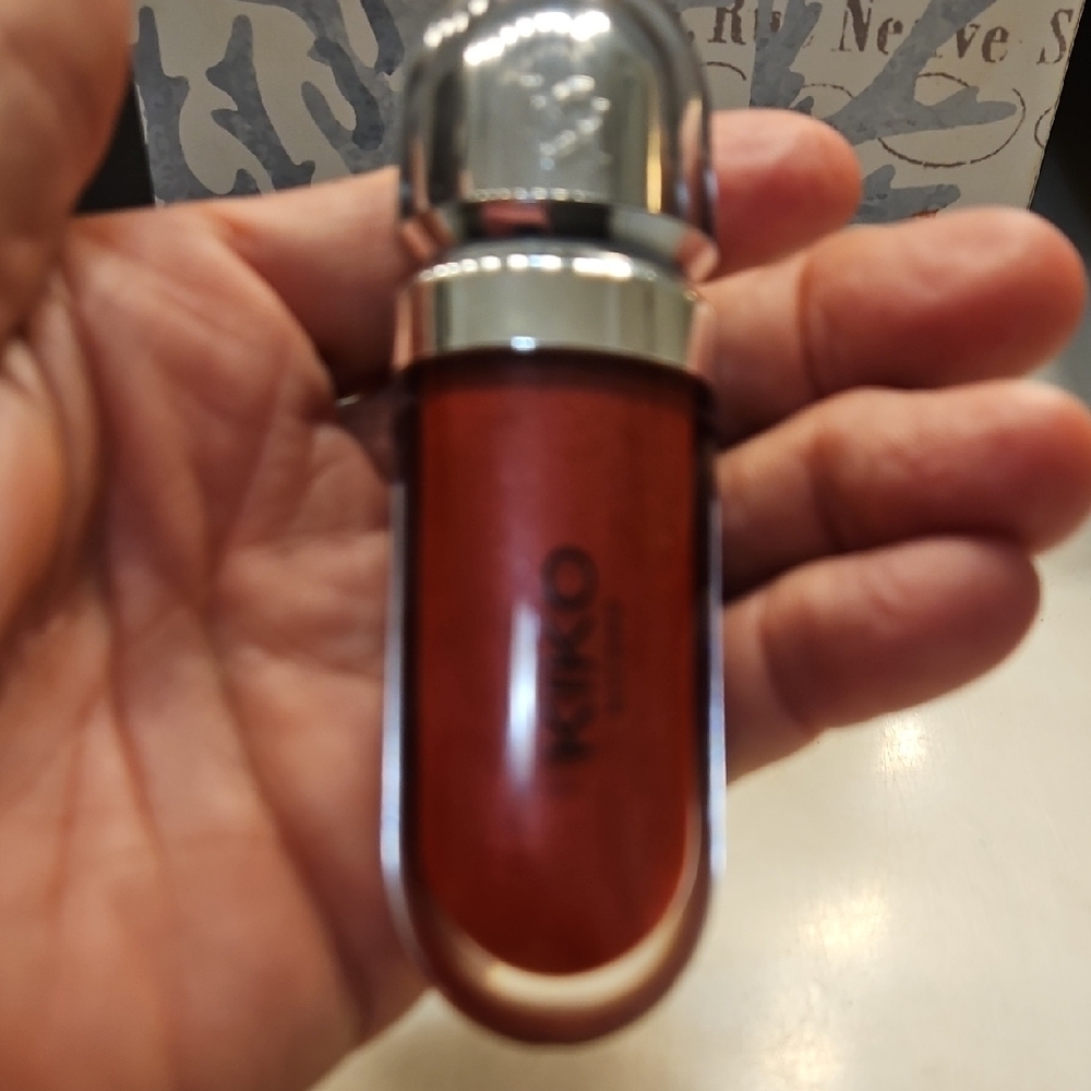3D Hydra Lip Gloss in Black Packaging - Picture 5 of 14